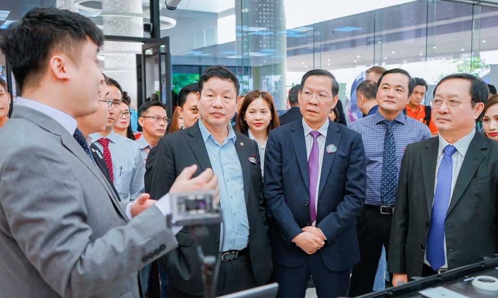 FPT Telecom trinh dien san pham tai khu cong nghe - FPT Telecom trình diễn sản phẩm tại khu công nghệ cao